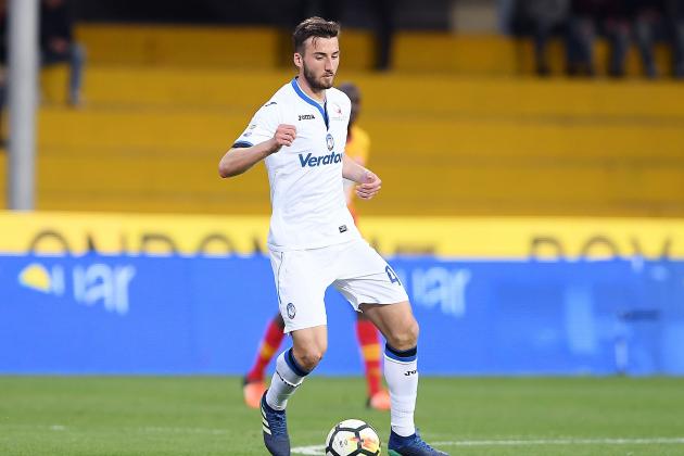 BENEVENTO, ITALY - APRIL 18: Bryan Cristante of Atalanta BC in action during the serie A match between Benevento Calcio and Atalanta BC at Stadio Ciro Vigorito on April 18, 2018 in Benevento, Italy. (Photo by Francesco Pecoraro/Getty Images)
