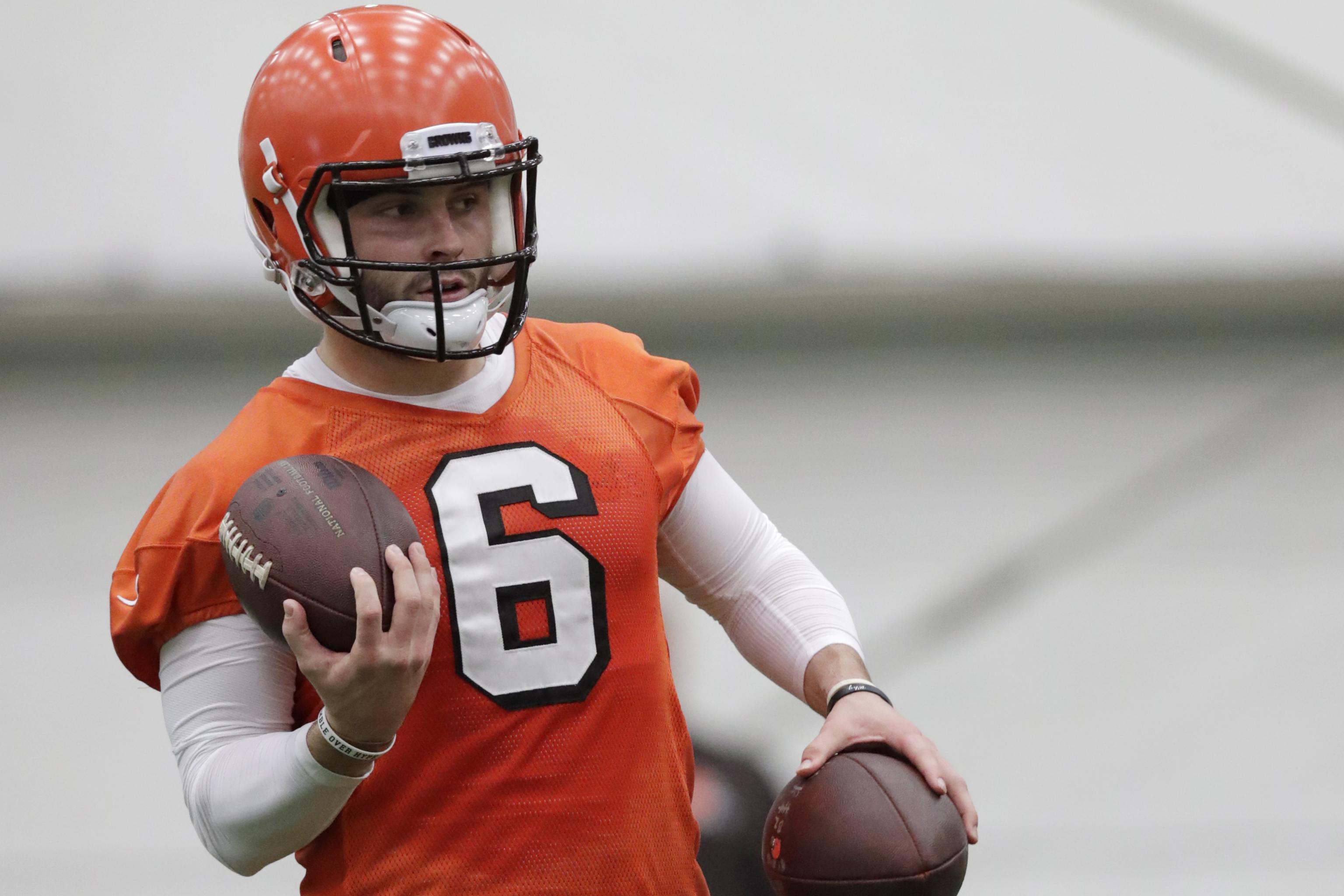 Cincinnati, OH, USA. 25th Nov, 2018. Cleveland Browns quarterback Baker  Mayfield (6) takes a snap in a game between the Cleveland Browns and the  Cincinnati Bengals on November 25, 2018 at Paul