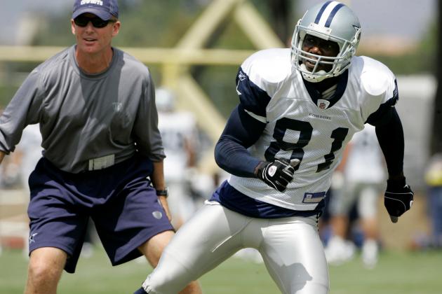 Dallas Cowboys offensive coordinator Jason Garrett, left, and wide receiver Terrell Owens (81) during NFL football training camp, Tuesday, July 29, 2008, in Oxnard, Calif. (AP Photo/Tony Gutierrez)