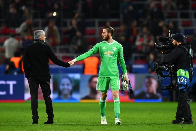 MOSCOW, RUSSIA - SEPTEMBER 27: Jose Mourinho, Manager of Manchester United shakes hands with David De Gea of Manchester United after the UEFA Champions League group A match between CSKA Moskva and Manchester United at WEB Arena on September 27, 2017 in Moscow, Russia.  (Photo by Dan Mullan/Getty Images)