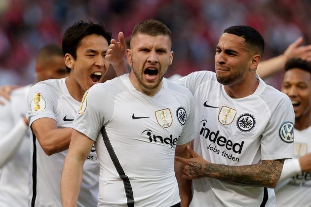BERLIN, GERMANY - MAY 19: Ante Rebic of Eintracht Frankfurt celebrates after scoring his team`s first goal with team mates during the DFB Cup final between Bayern Muenchen and Eintracht Frankfurt at Olympiastadion on May 19, 2018 in Berlin, Germany. (Photo by TF-Images/Getty Images)