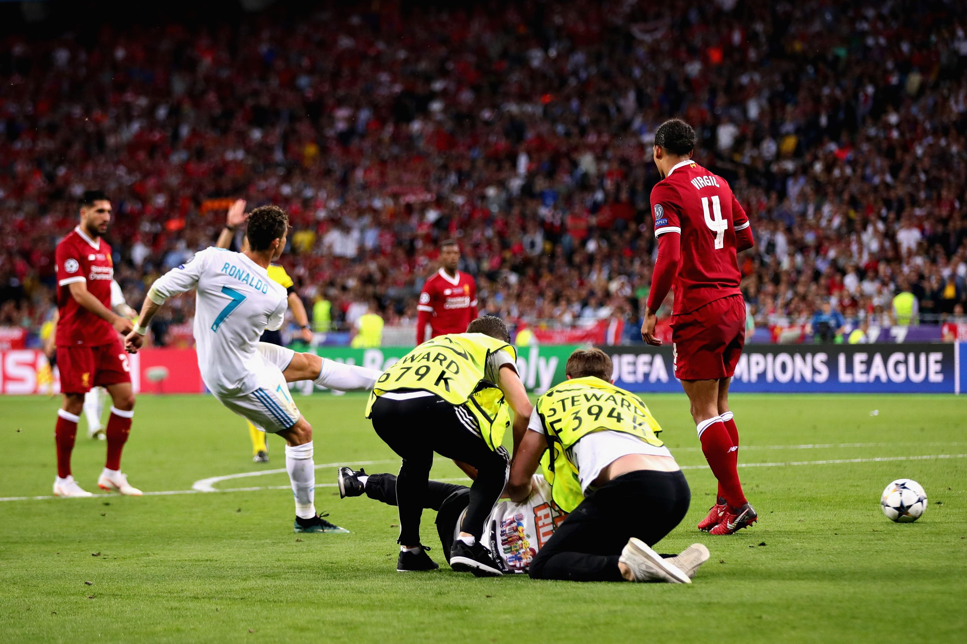 Cristiano Ronaldo 2018 Ucl Final Goal Chance Disrupted As Fan Storms Pitch Bleacher Report Latest News Videos And Highlights