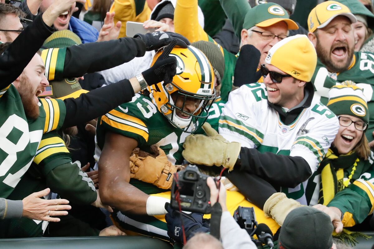 Aaron Jones Surprised to Hear Act of Kindness in Airport Went Viral | Bleacher Report | Latest News, Videos and Highlights