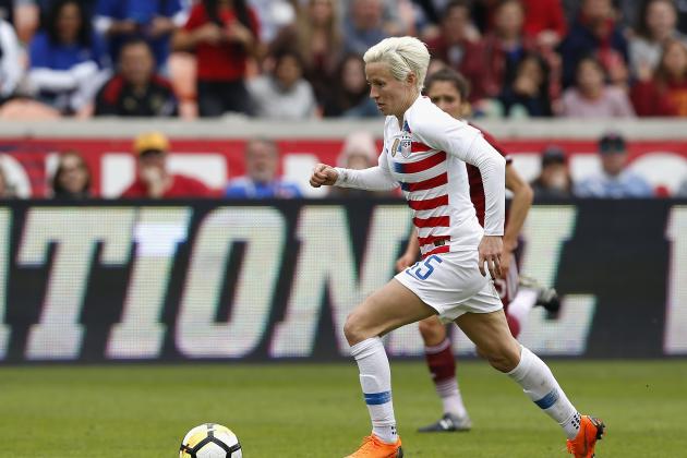 HOUSTON, TX - APRIL 08: Megan Rapinoe #15 of United States dribbles the ball in the second half against the Mexico at BBVA Compass Stadium on April 8, 2018 in Houston, Texas. (Photo by Tim Warner/Getty Images)