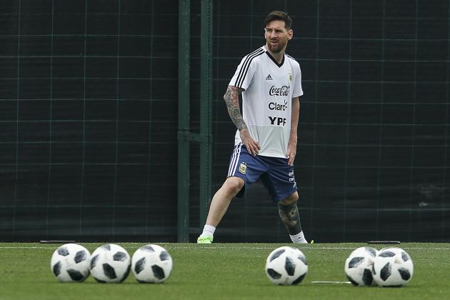 Argentina's forward Lionel Messi takes part in a training session at the FC Barcelona 'Joan Gamper' sports centre in Sant Joan Despi near Barcelona on June 5, 2018. (Photo by PAU BARRENA / AFP)        (Photo credit should read PAU BARRENA/AFP/Getty Images)