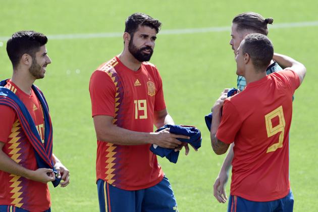 (L-R) Spain's midfielder Marco Asensio, Spain's forward Diego Costa, Spain's goalkeeper David de Gea and Spain's forward Rodrigo Moreno attend a training session at Las Rozas de Madrid sports city on June 5, 2018. (Photo by JAVIER SORIANO / AFP)        (Photo credit should read JAVIER SORIANO/AFP/Getty Images)