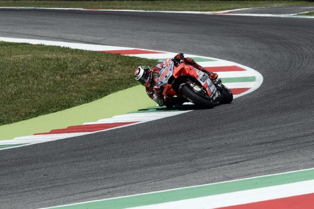 TOPSHOT - Ducati Team's Spanish rider Jorge Lorenzo takes a bend during the Italian Grand Prix Moto GP at the Mugello track on June 3, 2018. (Photo by FILIPPO MONTEFORTE / AFP)        (Photo credit should read FILIPPO MONTEFORTE/AFP/Getty Images)