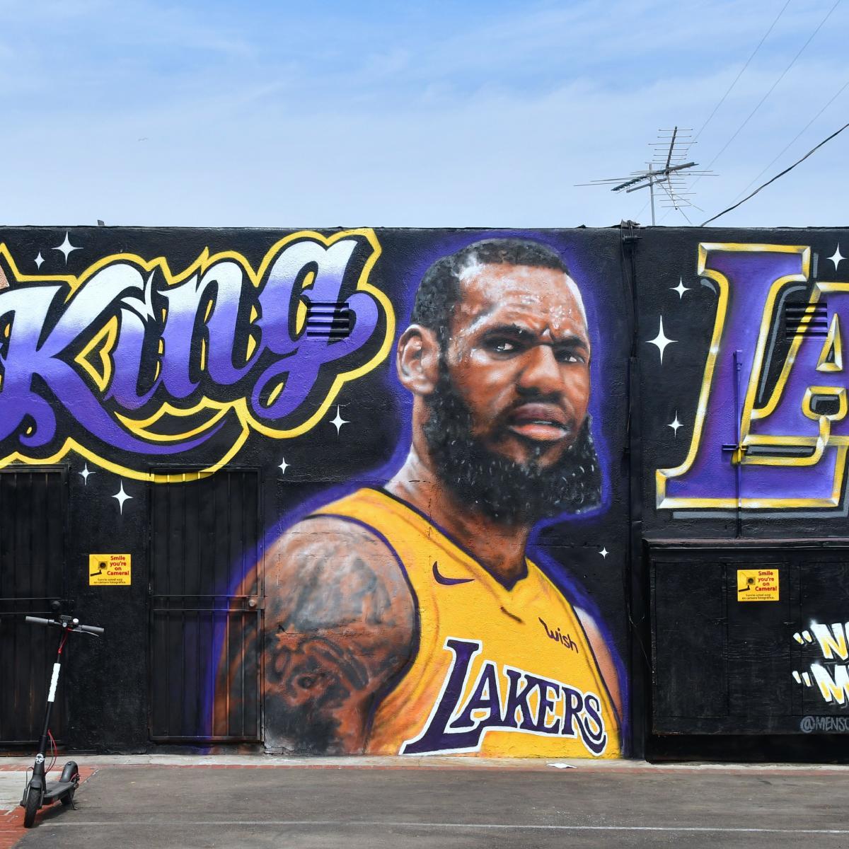 Massive Amount of Lakers Fans Line Up to Greet LeBron James at LA Blaze Pizza | Bleacher Report | Latest News, Videos and Highlights