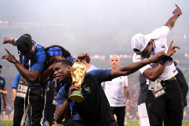 MOSCOW, RUSSIA - JULY 15:  Paul Pogba of France celebrates victory with mother Yeo and brothers Mathias and Florentin during the 2018 FIFA World Cup Final between France and Croatia at Luzhniki Stadium on July 15, 2018 in Moscow, Russia.  (Photo by Laurence Griffiths/Getty Images)