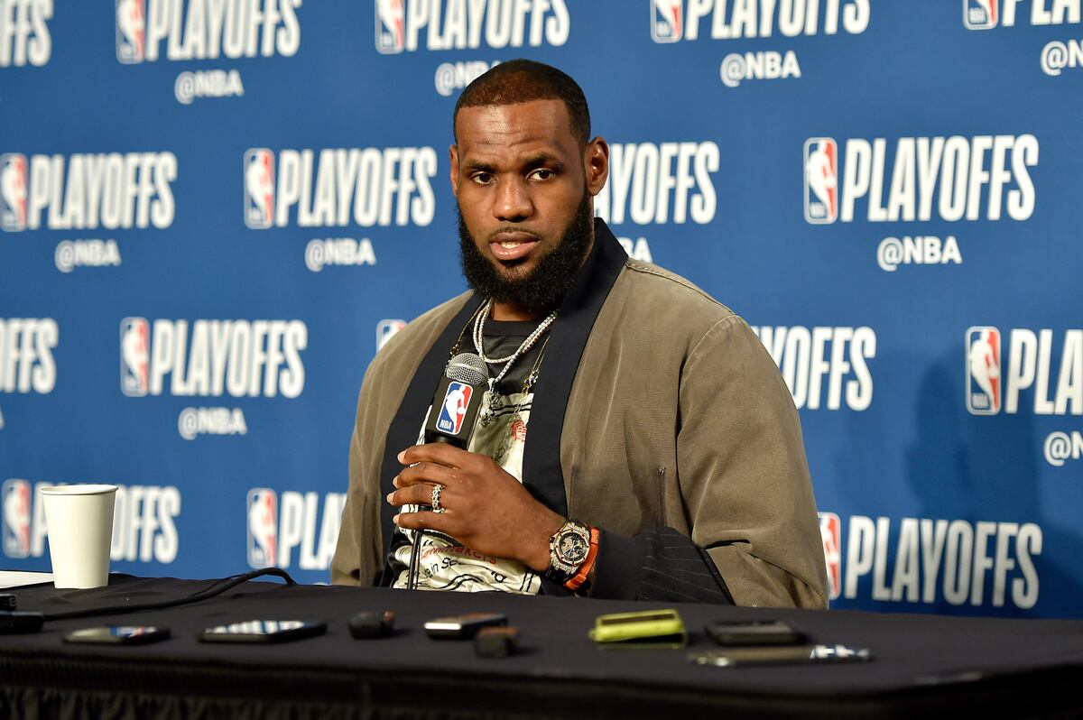 LeBron James wears wrong shorts – SportsLogos.Net News