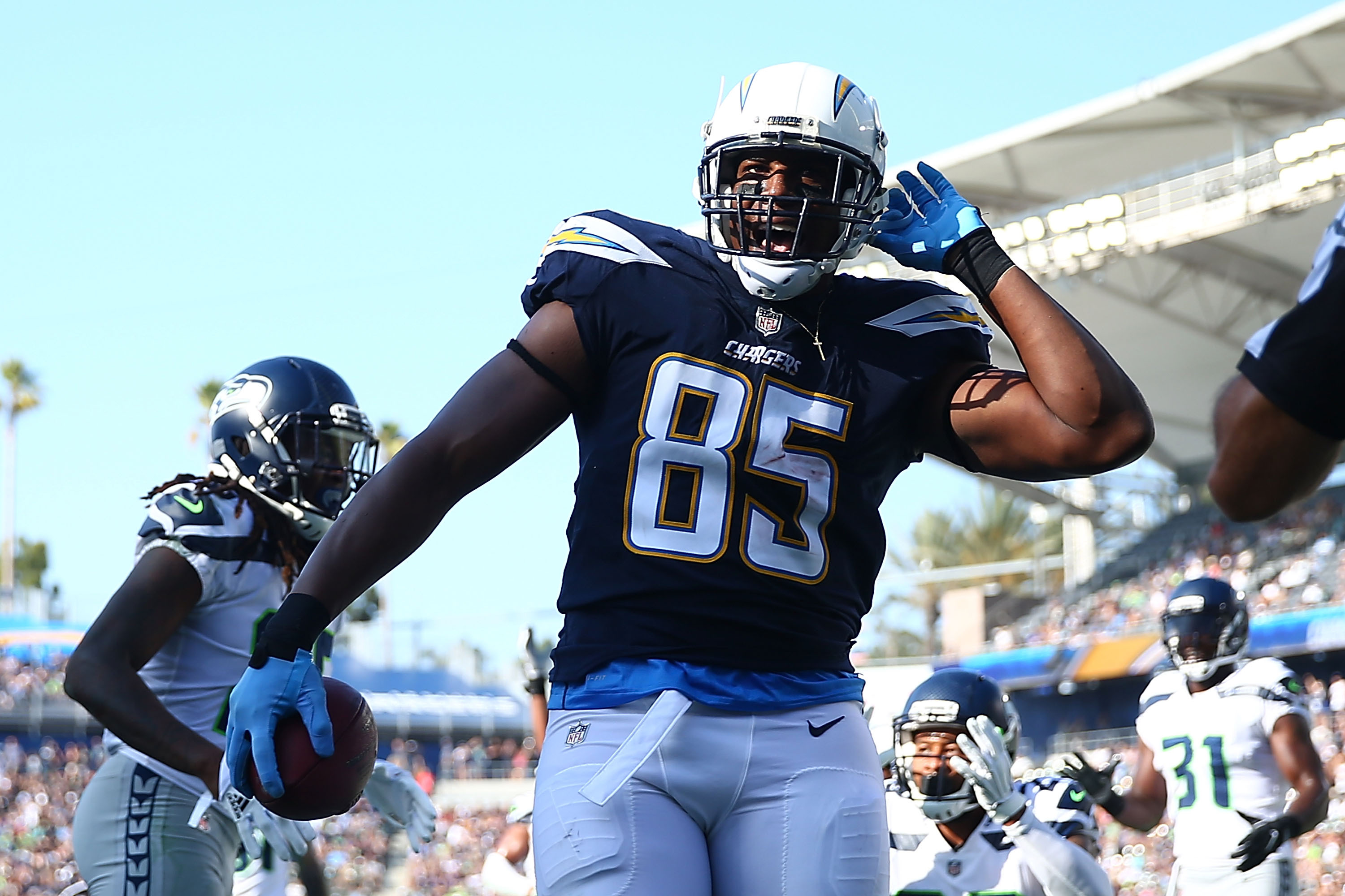 Los Angeles Chargers Sign Former Denver Broncos TE Virgil Green to a  Three-Year Deal