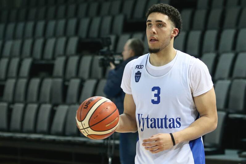 Liangelo Lamelo Ball Combine For 86 As Los Angeles Beats Houston In Jba Action Bleacher Report Latest News Videos And Highlights