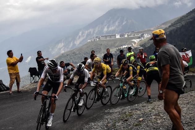 (From L) Netherlands' Wout Poels, Colombia's Egan Bernal, Great Britain's Geraint Thomas, wearing the overall leader's yellow jersey, Netherlands' Steven Kruijswijk and Slovenia's Primoz Roglic ride uphill during the 17th stage of the 105th edition of the Tour de France cycling race, between Bagneres-de-Luchon and Saint-Lary-Soulan Col du Portet, southwestern France, on July 25, 2018. (Photo by Marco BERTORELLO / AFP) (Photo credit should read MARCO BERTORELLO/AFP/Getty Images)