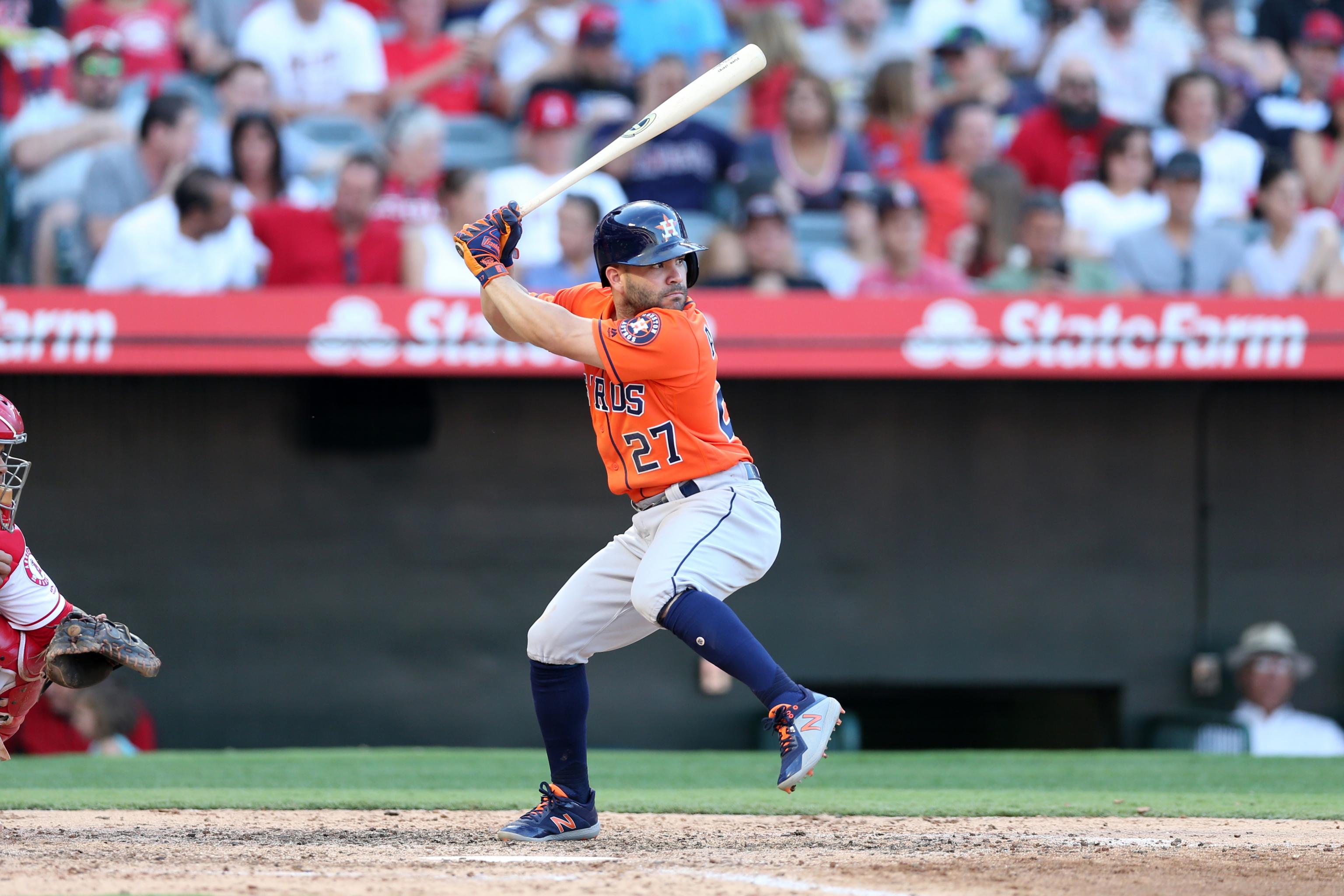 Jose Altuve recovering from right knee surgery