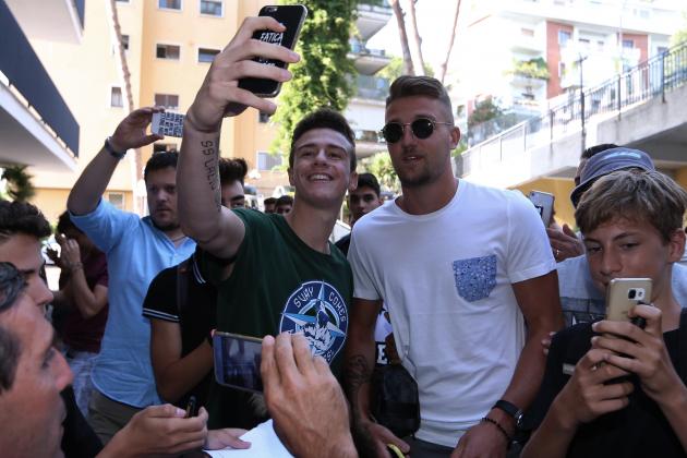 ROME, ITALY - JULY 31:  Sergej Milinkovic of SS Lazio with fans before the SS Lazio medical tests on July 31, 2018 in Rome, Italy.  (Photo by Paolo Bruno/Getty Images)