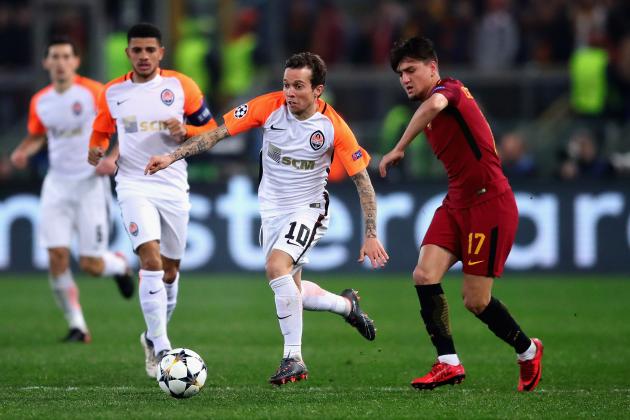 ROME, ITALY - MARCH 13: Bernard of Shakhtar Donetsk is challenged by Cengiz Under of AS Roma during the UEFA Champions League Round of 16 Second Leg match between AS Roma and Shakhtar Donetsk at Stadio Olimpico on March 13, 2018 in Rome, Italy.  (Photo by Chris Brunskill Ltd/Getty Images)