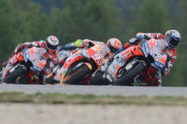 Andrea Dovizioso of Italy leads a pack during the MotoGP competition of the Czech MotoGP at Masaryk Circuit on August 05, 2018 in Brno, Czech Republic. (Photo by Michal Cizek / AFP)        (Photo credit should read MICHAL CIZEK/AFP/Getty Images)
