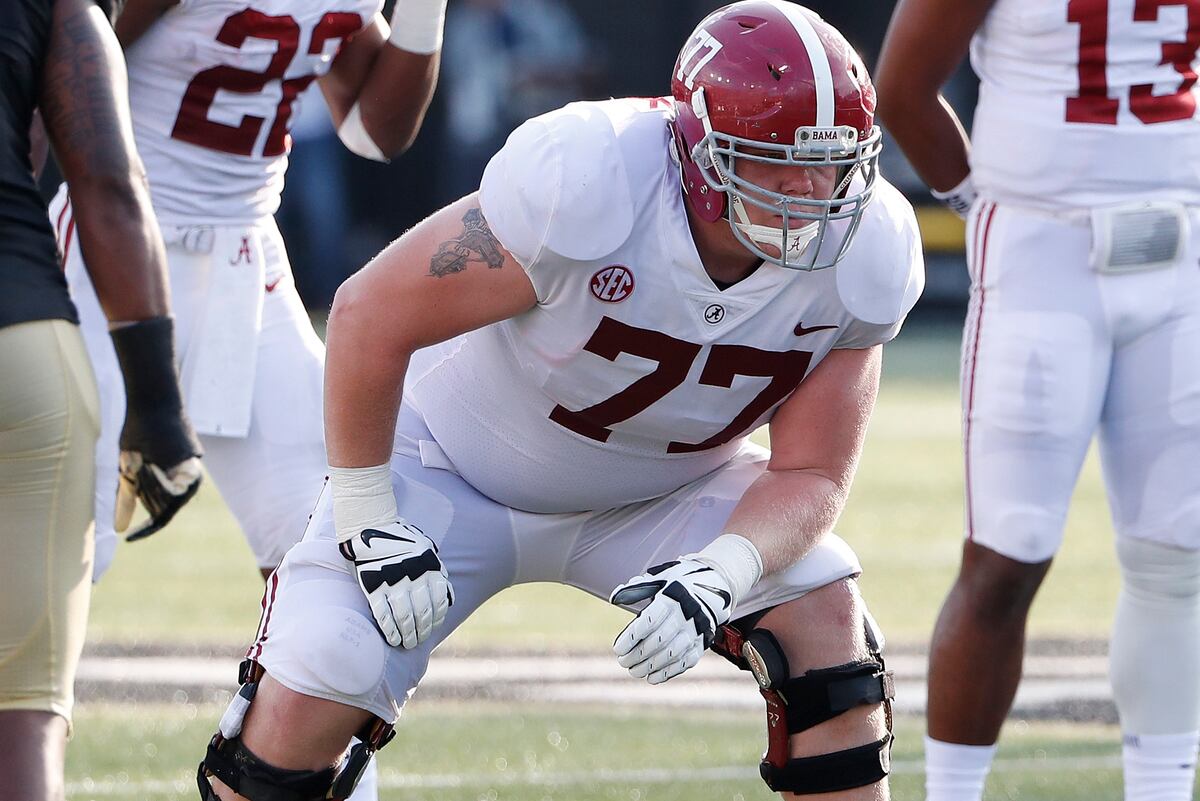 Report Alabama OL Matt Womack to Undergo Surgery on Foot, Miss 6 Weeks