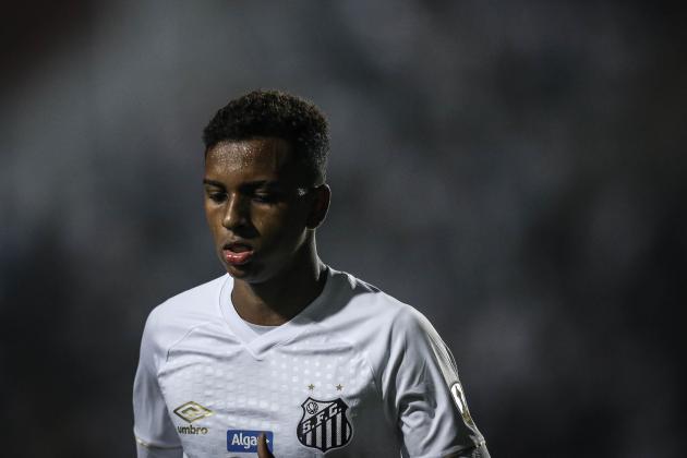 SANTOS, BRAZIL - AUGUST 28: Rodrygo #9 of Santos looks on during the match between Santos and independiente (ARG) as a part of Copa Libertadores 2018 at Vila Belmiro Stadium on August 28, 2018 in Sao Paulo, Brazil. (Photo by Ricardo Nogueira/Getty Images)