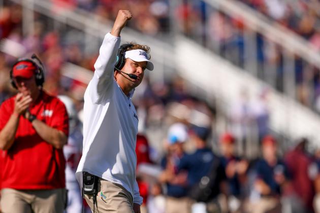 BOCA RATON, FL - DECEMBER 02: Head coach Lane Kiffin of the Florida Atlantic Owls pumps his fist during the Conference USA Championship game against the North Texas Mean Green at FAU Stadium on December 2, 2017 in Boca Raton, Florida. (Photo by Rob Foldy/Getty Images)