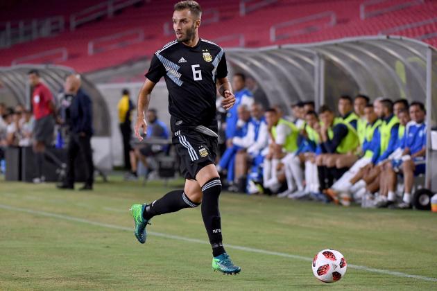 LOS ANGELES, CA - SEPTEMBER 07: German Pezzella #6 of Argentina controls the ball during the first half against Guatemala at Los Angeles Memorial Coliseum on September 7, 2018 in Los Angeles, California. (Photo by Harry How/Getty Images)