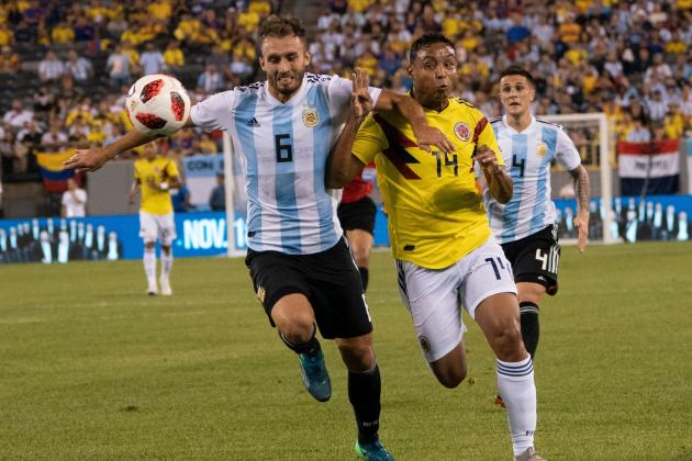 Colombia's foward Luis Fernando Muriel (R) vies for the ball with Argentina's defender German Pezzella during the international friendly match between Colombia and Argentina at MetLife stadium in East Rutherford, New Jersey on September 11, 2018. (Photo by Don EMMERT / AFP)        (Photo credit should read DON EMMERT/AFP/Getty Images)
