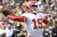 El quarterback Patrick Mahomes, de los Chiefs de Kansas City, lanza en el primer cuarto del encuentro de NFL ante los Steelers, en Pittsburgh, el domingo 16 de septiembre de 2018. (AP Foto/Don Wright)