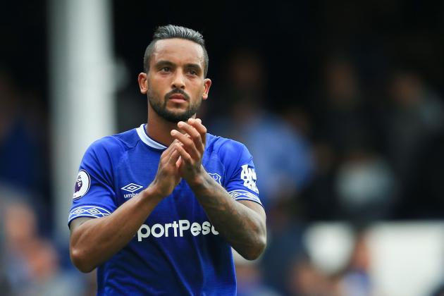 Everton's English striker Theo Walcott applauds at the end of the English Premier League football match between Everton and Southampton at Goodison Park in Liverpool, north west England on August 18, 2018. (Photo by Lindsey PARNABY / AFP) / RESTRICTED TO EDITORIAL USE. No use with unauthorized audio, video, data, fixture lists, club/league logos or 'live' services. Online in-match use limited to 120 images. An additional 40 images may be used in extra time. No video emulation. Social media in-match use limited to 120 images. An additional 40 images may be used in extra time. No use in betting publications, games or single club/league/player publications. /         (Photo credit should read LINDSEY PARNABY/AFP/Getty Images)