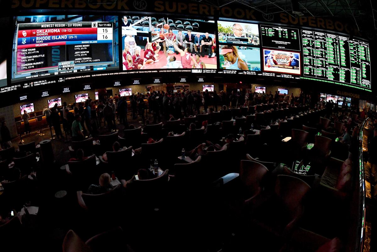 8-Team, $366 College Football Parlay Wins Bettor $61K