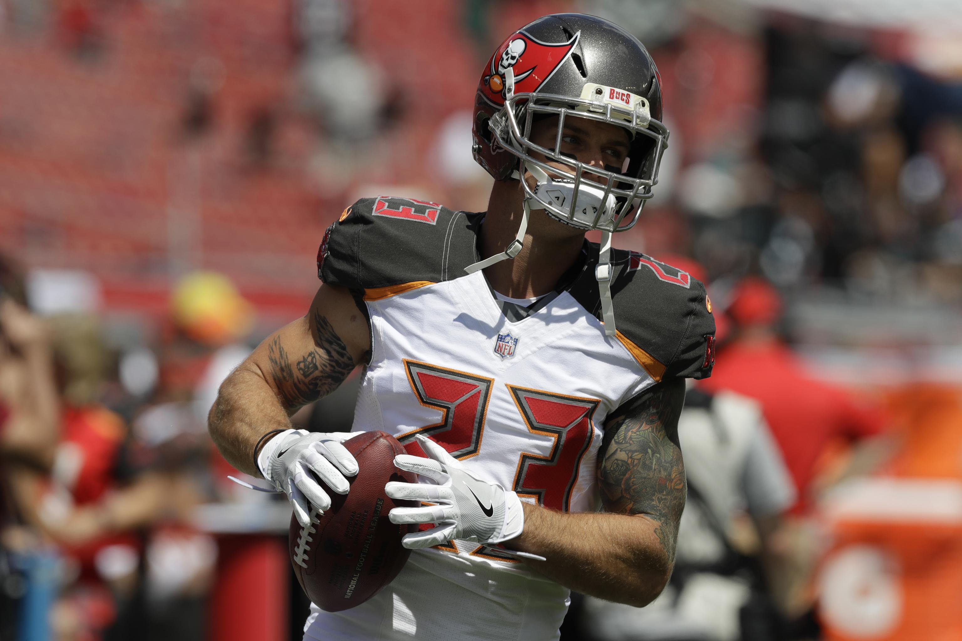 Tampa, Florida, USA. 24th Sep, 2018. Pittsburgh Steelers tight end Vance  McDonald (89) makes the catch and stiff arms Tampa Bay Buccaneers defensive  back Chris Conte (23) then runs down the sideline