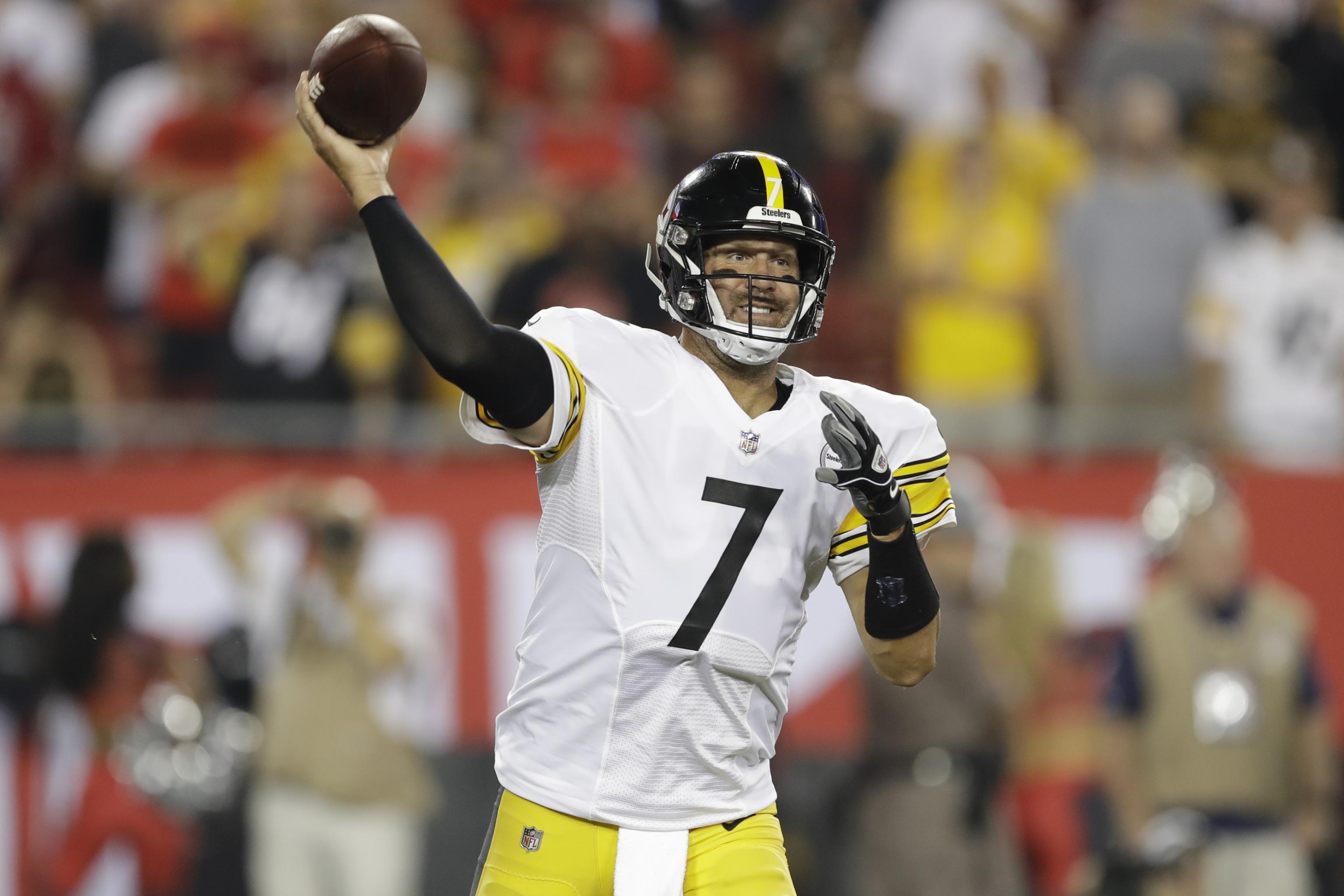 Pittsburgh Steelers quarterback Ben Roethlisberger (7) calls a