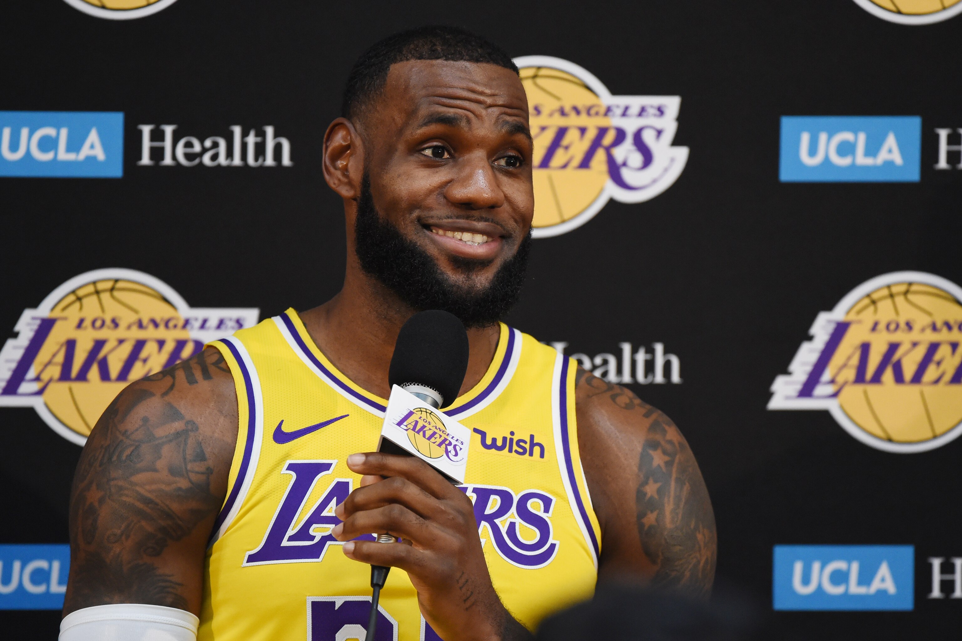 Lakers' LeBron James won't play in preseason opener but looks 'like a  freight train' – Orange County Register