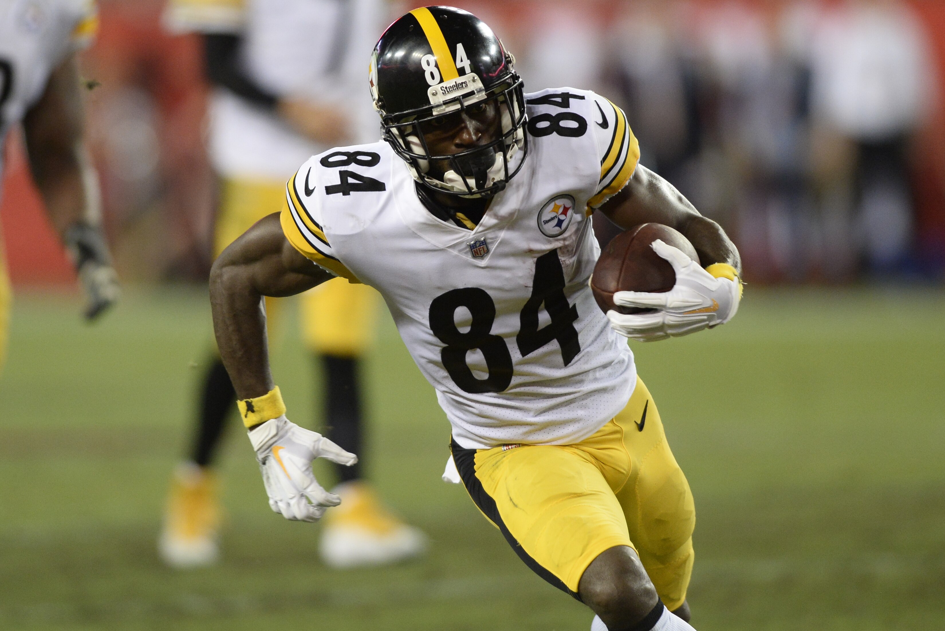 Pittsburgh Steelers wide receiver Antonio Brown (84) runs with a reception against the Tampa Bay Buccaneers during the first half of an NFL football game Monday, Sept. 24, 2018, in Tampa, Fla. (AP Photo/Jason Behnken)