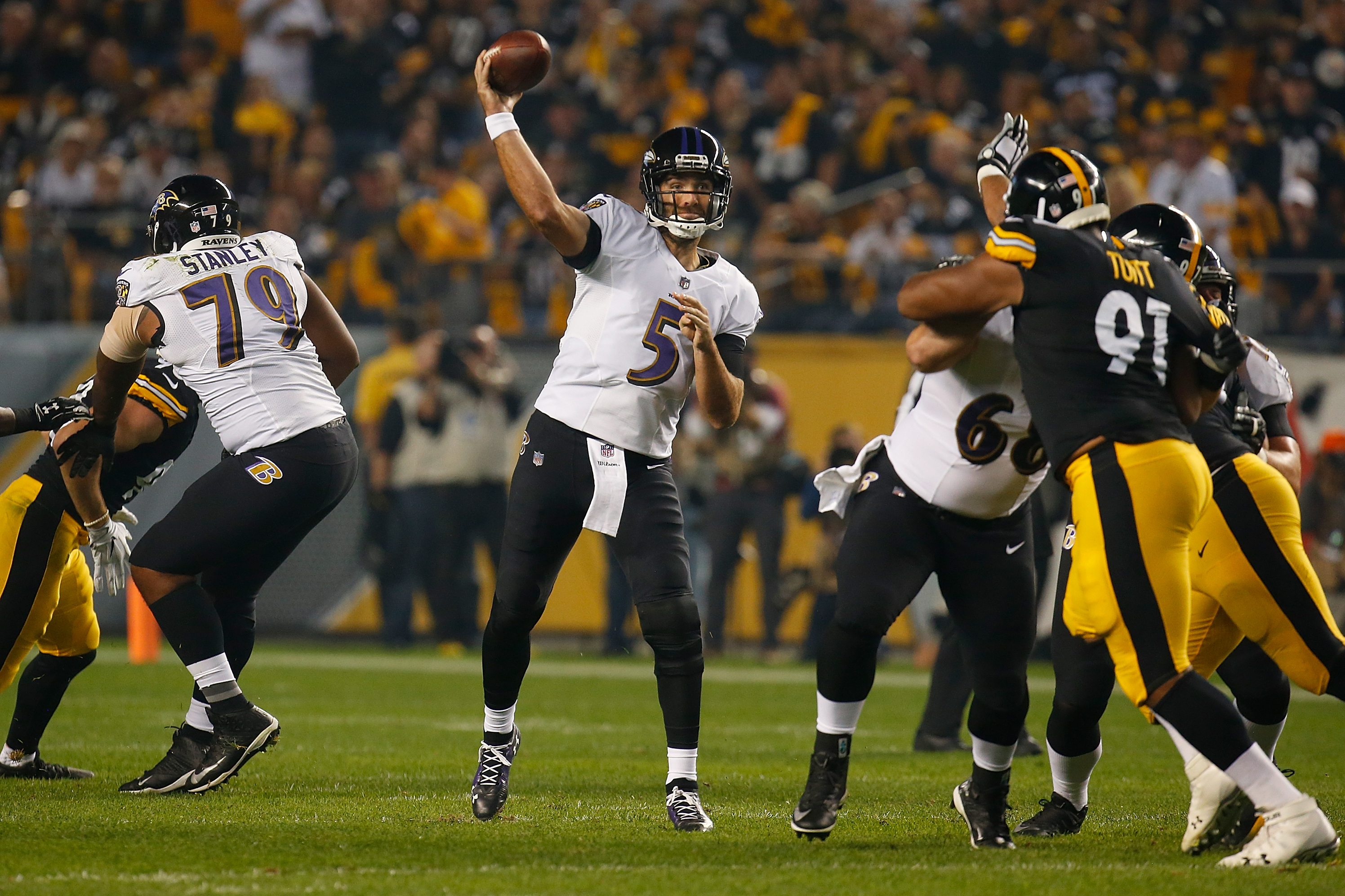 Baltimore Ravens quarterback Joe Flacco, left, and Pittsburgh Steelers  quarterback Ben Roethlisberger walk off the field after talking following  an NFL football game, Sunday, Nov. 6, 2016, in Balt …