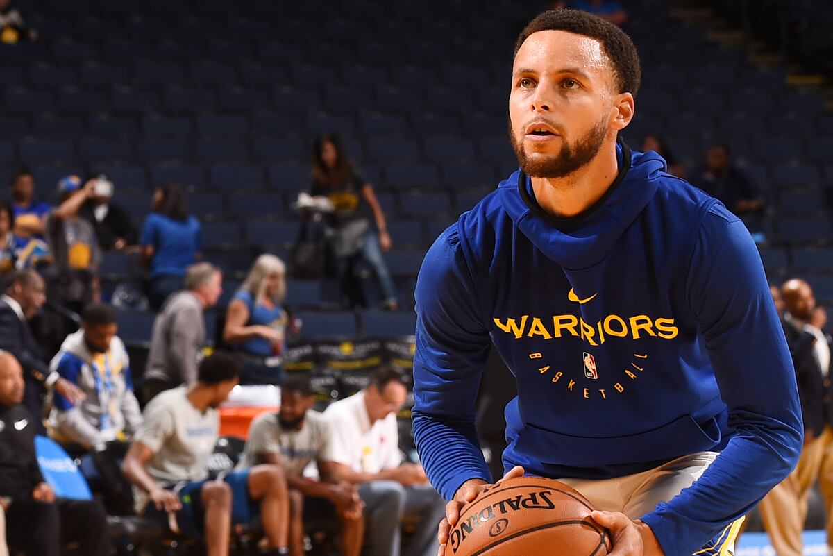 Stephen Curry Hits Wild No Look Half Court Shot During Warriors