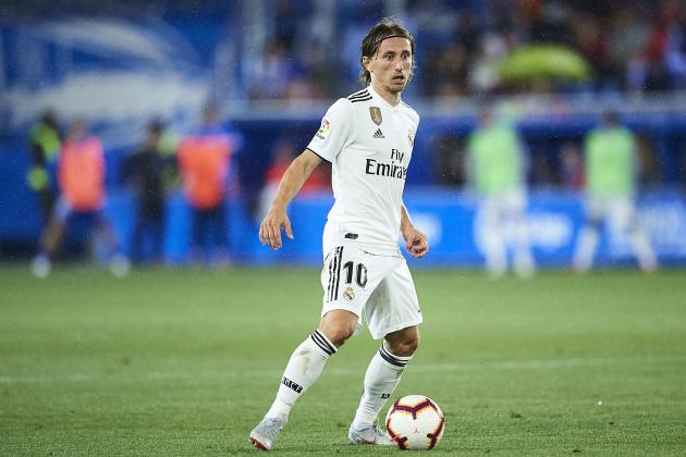 VITORIA-GASTEIZ, SPAIN - OCTOBER 06:  Luka Modric of Real Madrid CF in action during the La Liga match between Deportivo Alaves and Real Madrid CF at Estadio de Mendizorroza on October 6, 2018 in Vitoria-Gasteiz, Spain.  (Photo by Juan Manuel Serrano Arce/Getty Images)