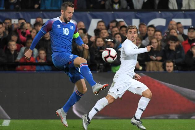 France's forward Antoine Griezmann (R) vies with Iceland's midfielder Gylfi Sigurdsson during the friendly football match between France and Iceland at the Roudourou Stadium in Guingamp, western France on October 11, 2018. (Photo by LOIC VENANCE / AFP)        (Photo credit should read LOIC VENANCE/AFP/Getty Images)
