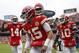 El quarterback Patrick Mahomes (15) celebra un touchdown con el liniero ofensivo Cam Erving (75) y el receptor Sammy Watkins (14) durante la primera mitad de un juego de la NFL contra los Jaguars de Jacksonville en Kansas City, Missouri, el domingo 7 de octubre de 2018. (AP Foto/Charlie Riedel)