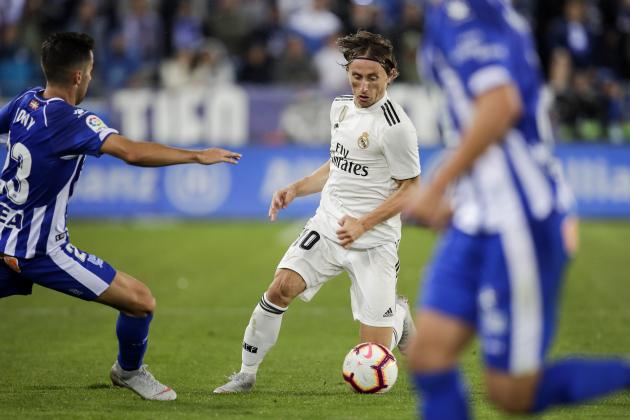 VITORIA GASTEIZ, SPAIN - OCTOBER 6: Jony of Deportivo Alaves, Luka Modric of Real Madrid during the La Liga Santander  match between Deportivo Alaves v Real Madrid at the Estadio de Mendizorroza on October 6, 2018 in Vitoria Gasteiz Spain (Photo by David S. Bustamante/Soccrates/Getty Images)