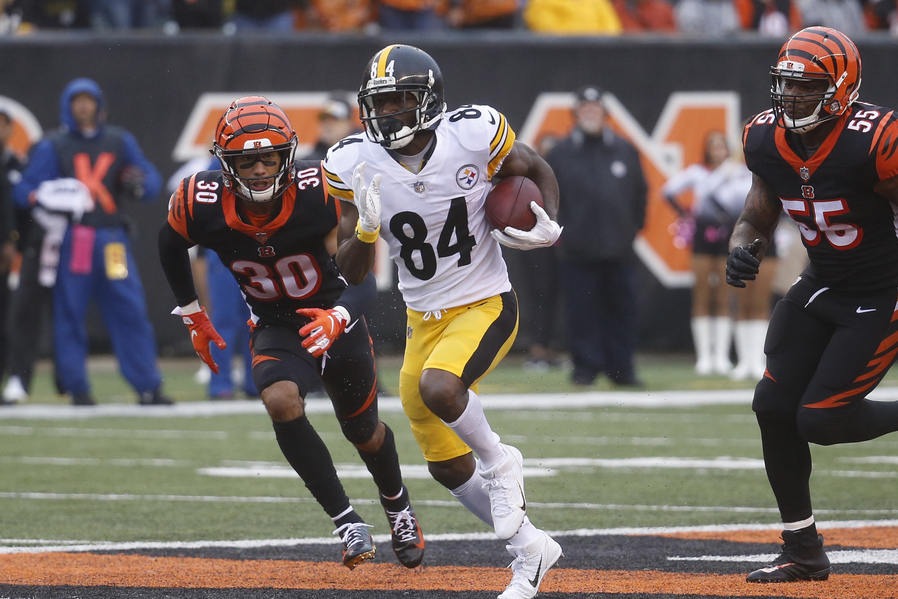 Pittsburgh Steelers wide receiver Antonio Brown (84) reacts after make a  first down catch against the Cincinnati Bengals' defense during the second  half of play in their NFL game at Paul Brown