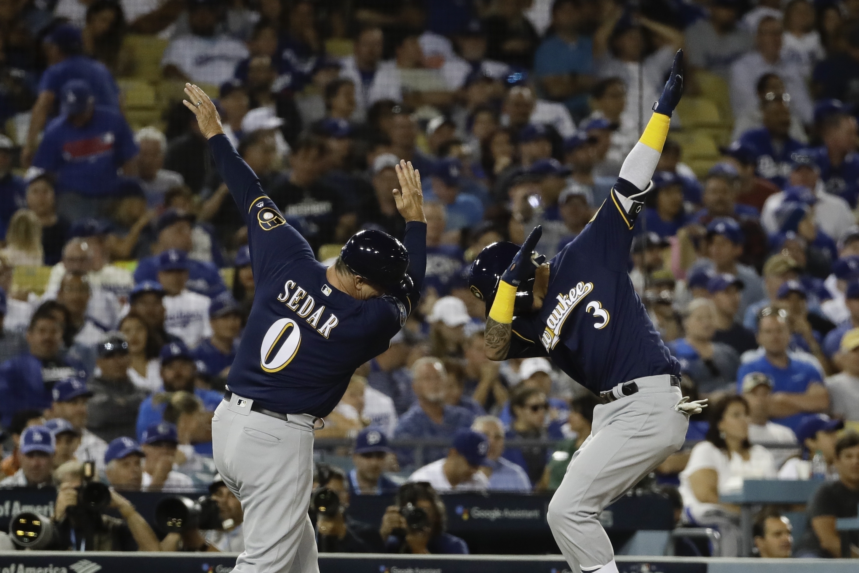 MLB playoffs: Brewers blank Dodgers to take a 2-1 NLCS lead