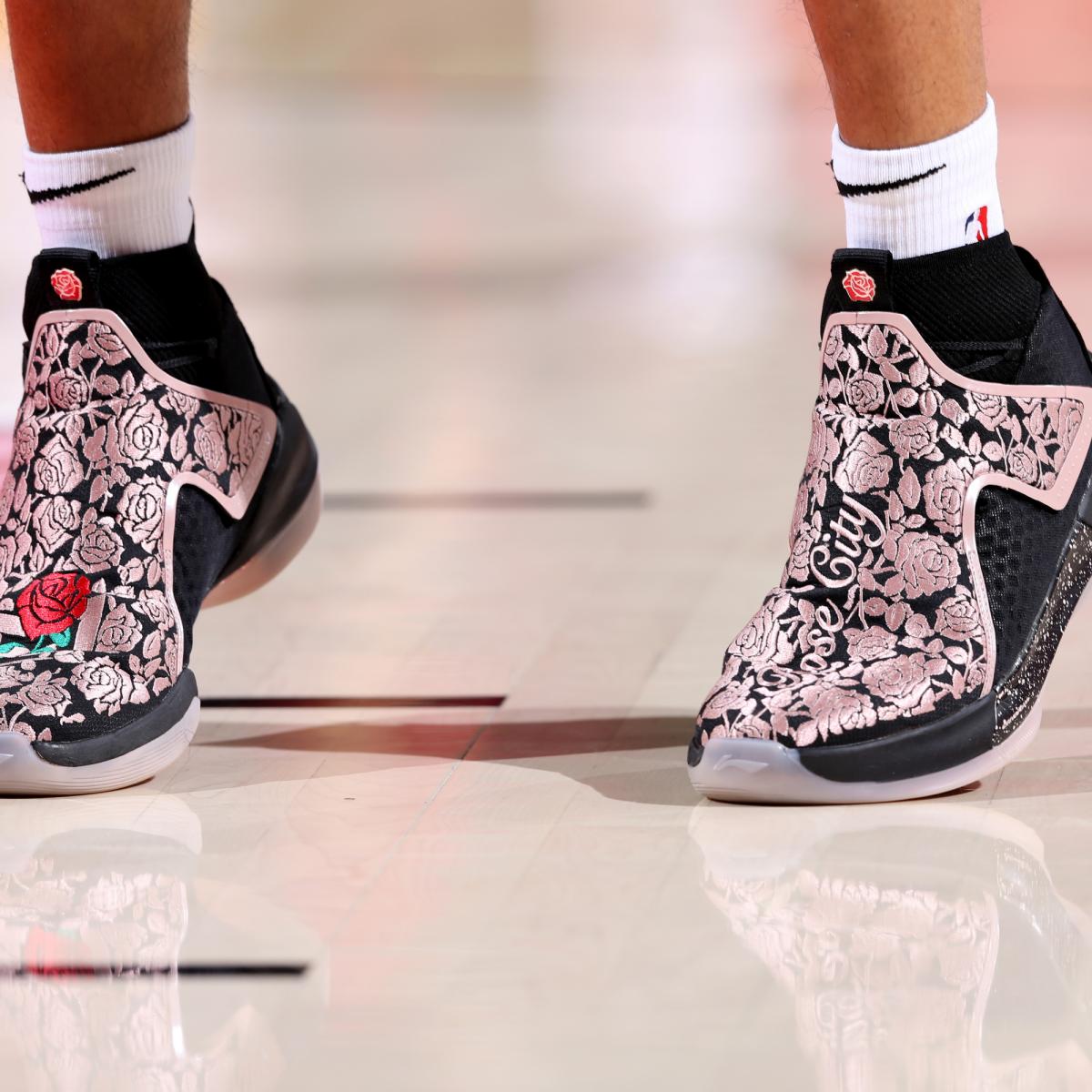 B/R Kicks on X: LeBron arrives for tonight's game wearing the