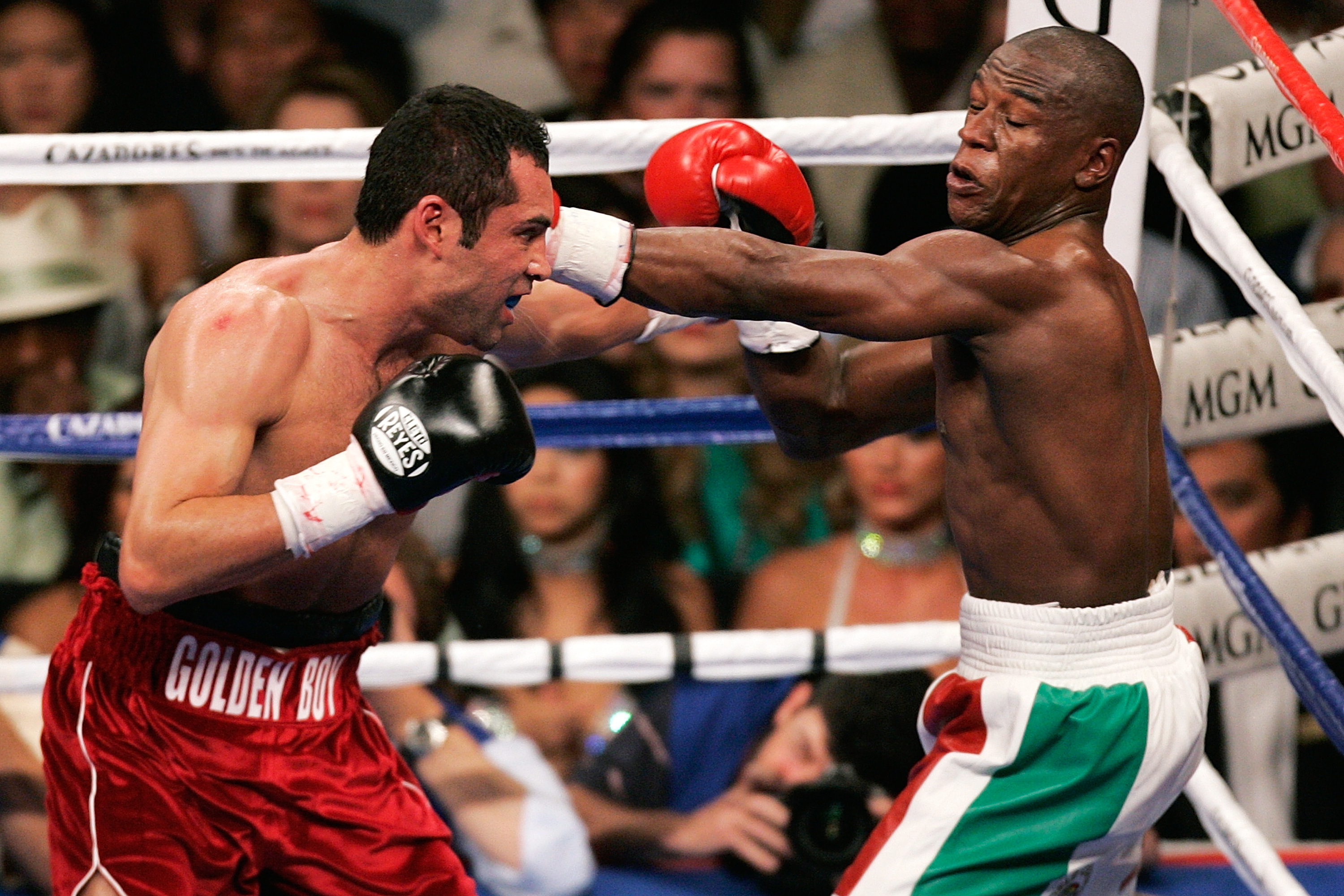Oscar De La Hoya believes he defeated Floyd Mayweather Jr back in 2007 2 Oscar De La Hoya Responds to Floyd Mayweather, 'Never Resort to Hitting Women' | Bleacher Report | Latest News, Videos and Highlights