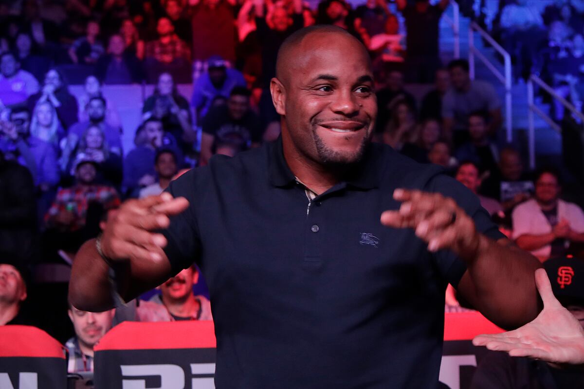 Daniel Cormier Trying Out For Wwe Commentary Job After Ufc 230 Fight Vs Lewis Bleacher Report Latest News Videos And Highlights
