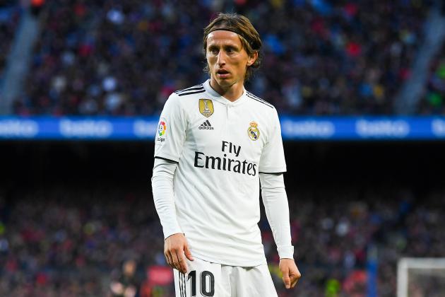 BARCELONA, SPAIN - OCTOBER 28:  Luka Modric of Real Madrid CF looks on during the La Liga match between FC Barcelona and Real Madrid CF at Camp Nou on October 28, 2018 in Barcelona, Spain.  (Photo by David Ramos/Getty Images)
