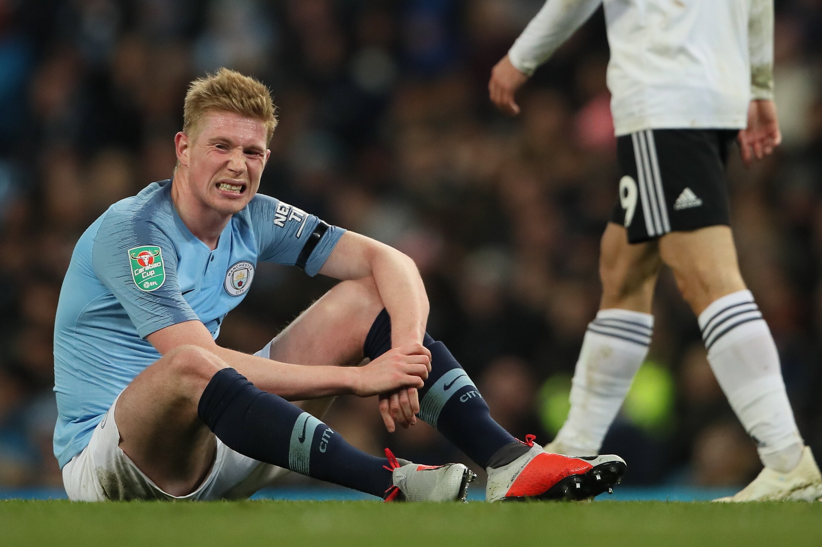 MANCHESTER, ENGLAND - NOVEMBER 01: Kevin De Bruyne of Manchester City goes down injured in the second half during the Carabao Cup Fourth Round match between Manchester City and Fulham at Etihad Stadium on November 1, 2018 in Manchester, England. (Photo by Matthew Ashton - AMA/Getty Images)
