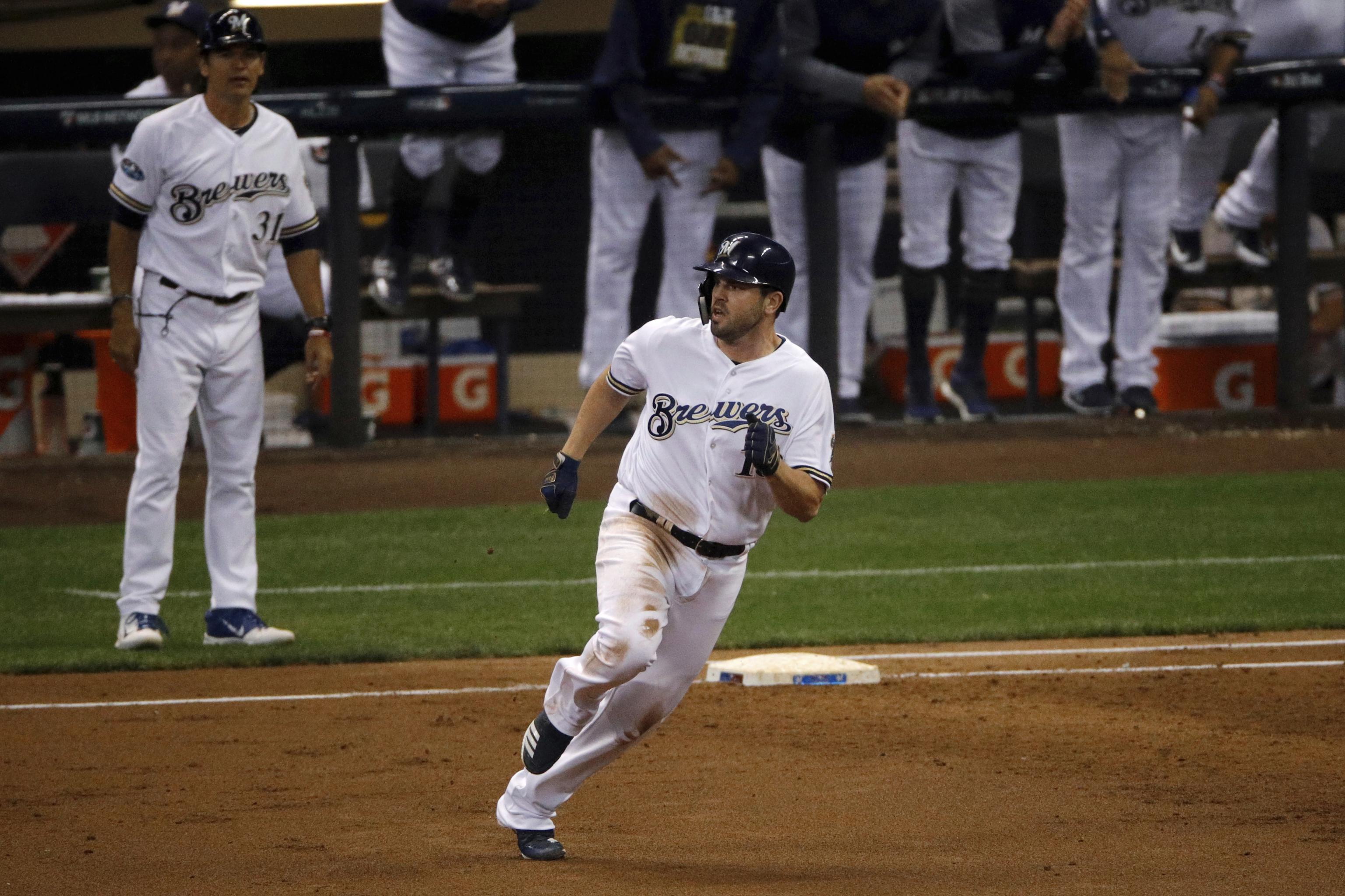 Report: Mike Moustakas returns to Milwaukee Brewers on one-year