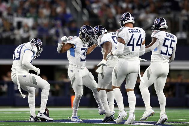 ARLINGTON, TX - NOVEMBER 05:  Tennessee Titans players celebrate a first quarter interception by Kevin Byard #31 against the Dallas Cowboys on the Star at the middle of the field at AT&T Stadium on November 5, 2018 in Arlington, Texas.  (Photo by Ronald Martinez/Getty Images)