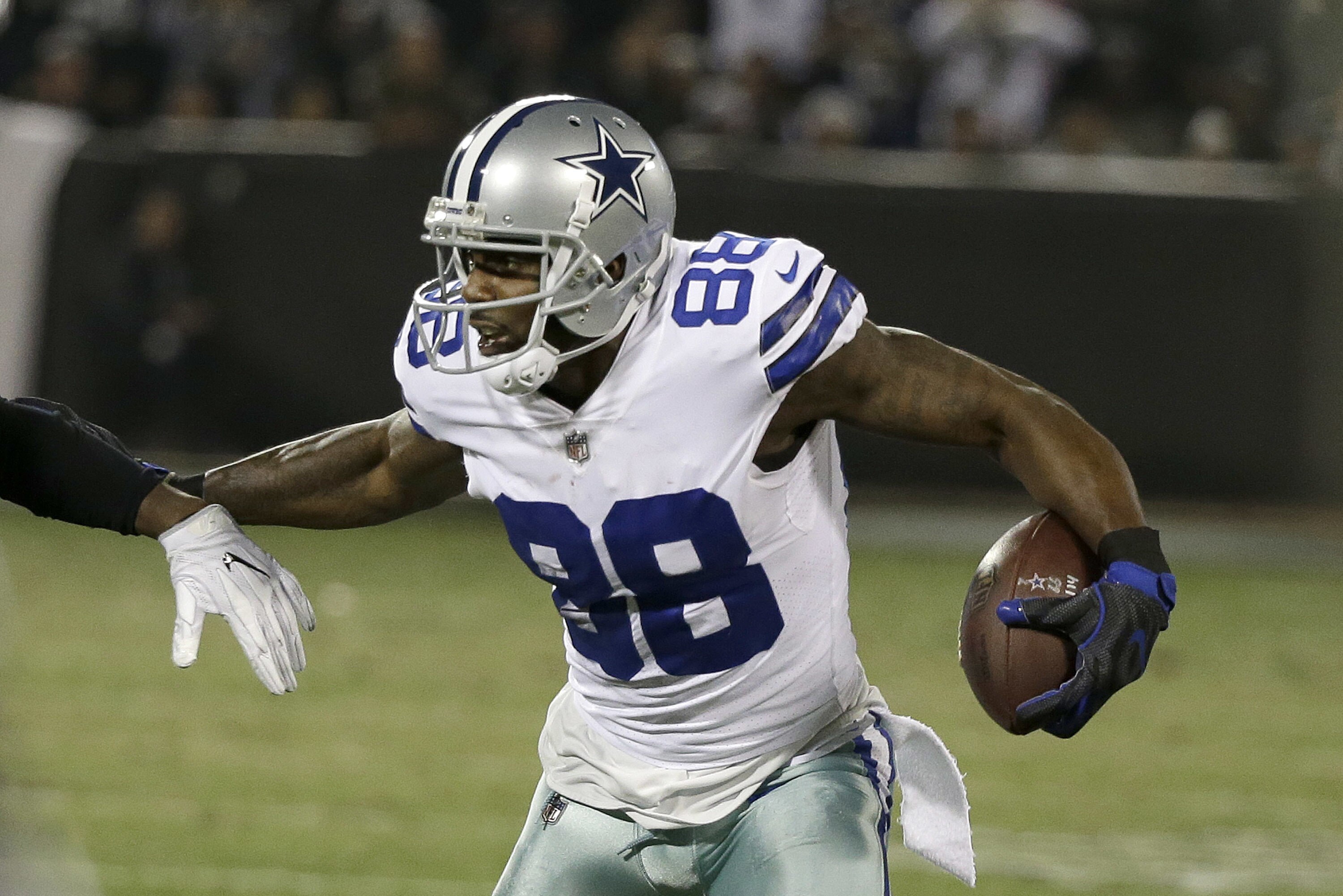 ARCHIVO - En esta foto del 17 de diciembre de 2017, Dez Bryant, receptor de los Cowboys de Dallas, conduce el balón en un partido ante los Raiders de Oakland (AP Foto/Eric Risberg, archivo)