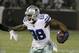 ARCHIVO - En esta foto del 17 de diciembre de 2017, Dez Bryant, receptor de los Cowboys de Dallas, conduce el balón en un partido ante los Raiders de Oakland (AP Foto/Eric Risberg, archivo)